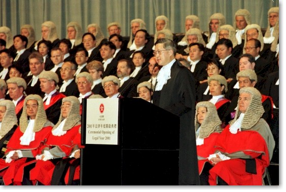 The Honourable Chief Justice Mr Andrew Kwok-nang Li,addressing at the Ceremonial Opening of Legal Year 2001 in Grand Hall, Hong Kong Convention and Exhibition Centre today (Monday).(73050 bytes)